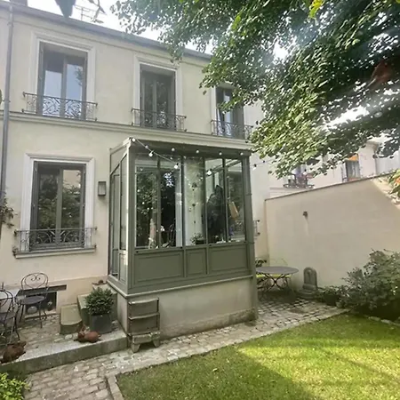 Grande Dans Charmante Maison Parisienne
